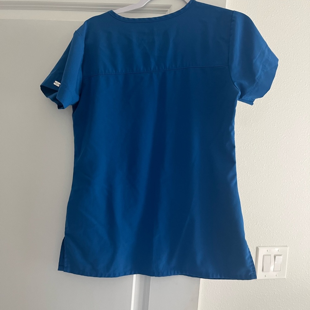 Medical scrubs top